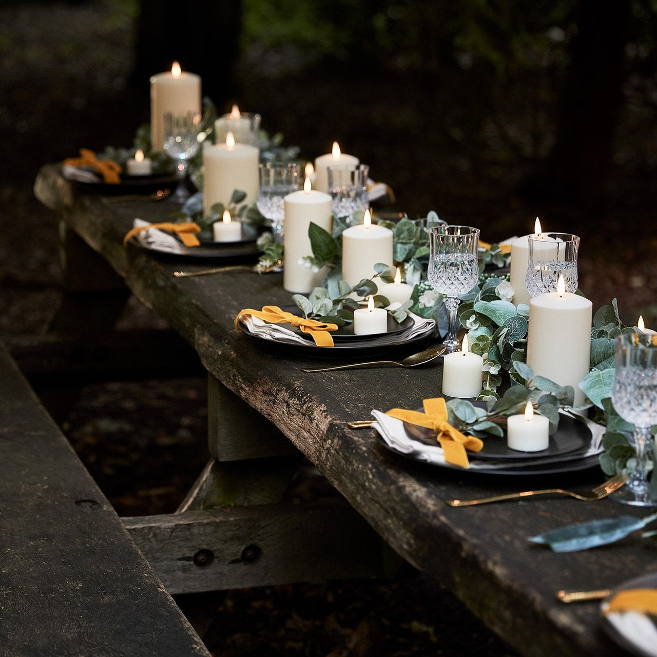 Alfresco-dining-table-candles-outdoor-wedding_2000x2000_45f880de-01e9-46cc-8748-b04d960aacd9.jpg