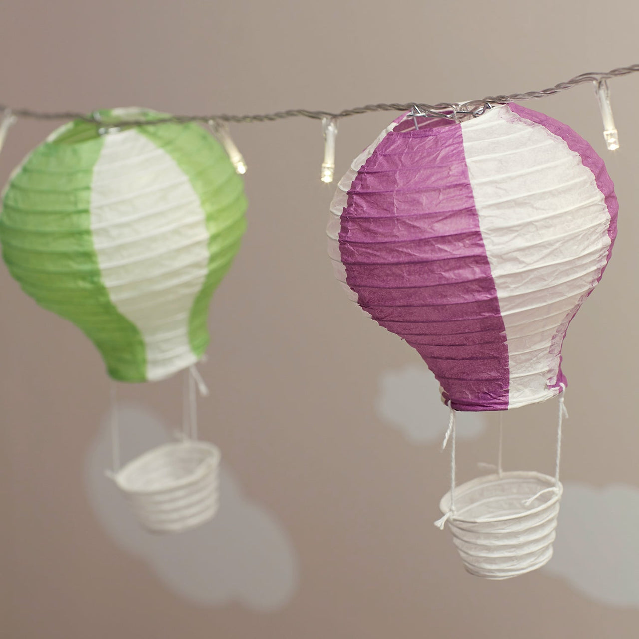 BALLOON5-M_hot-air-balloon-fairy-light-lanterns-bedroom-detail_P4.jpg