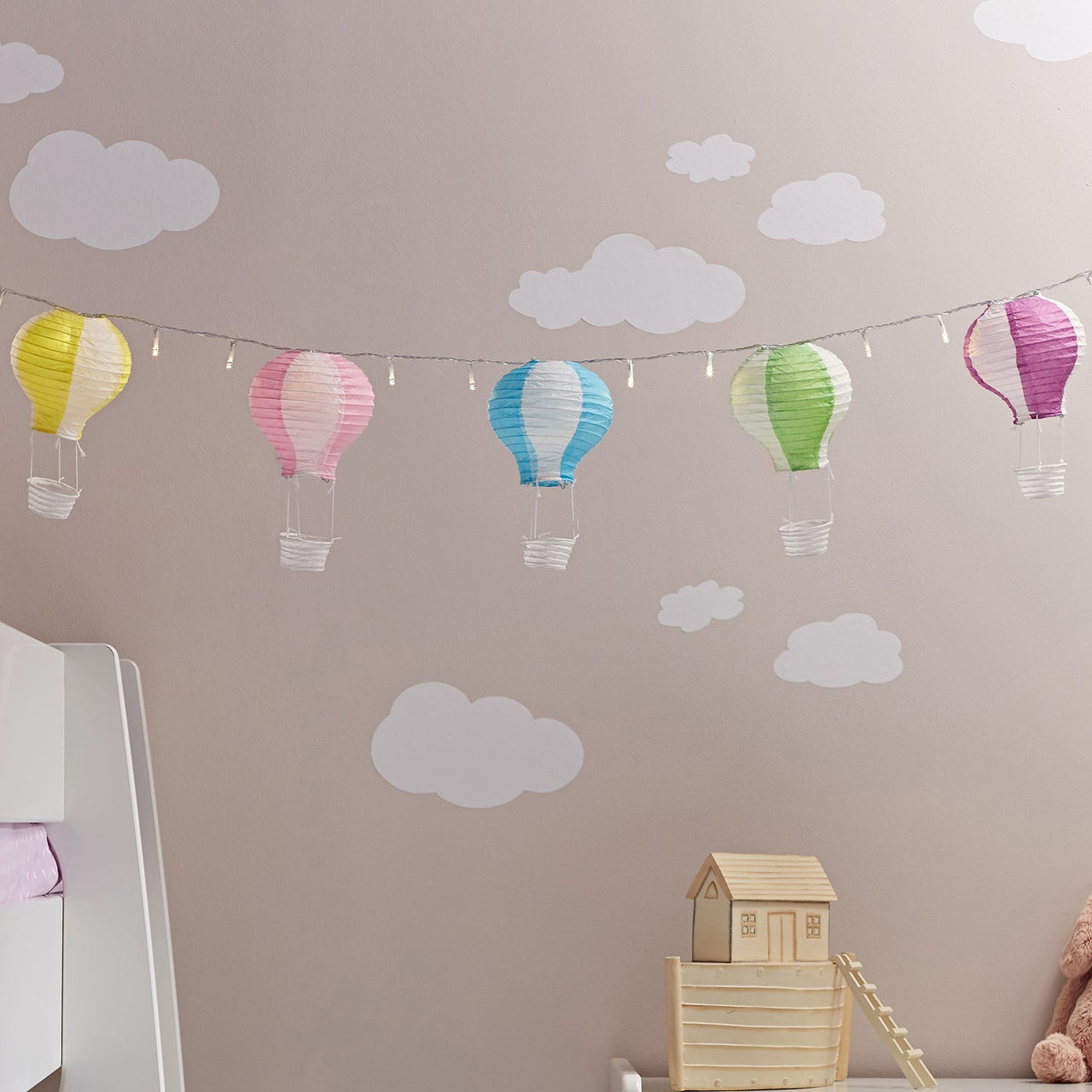 BALLOON5-M_hot-air-balloon-fairy-light-lanterns-kids-bedroom-clouds_P1.jpg
