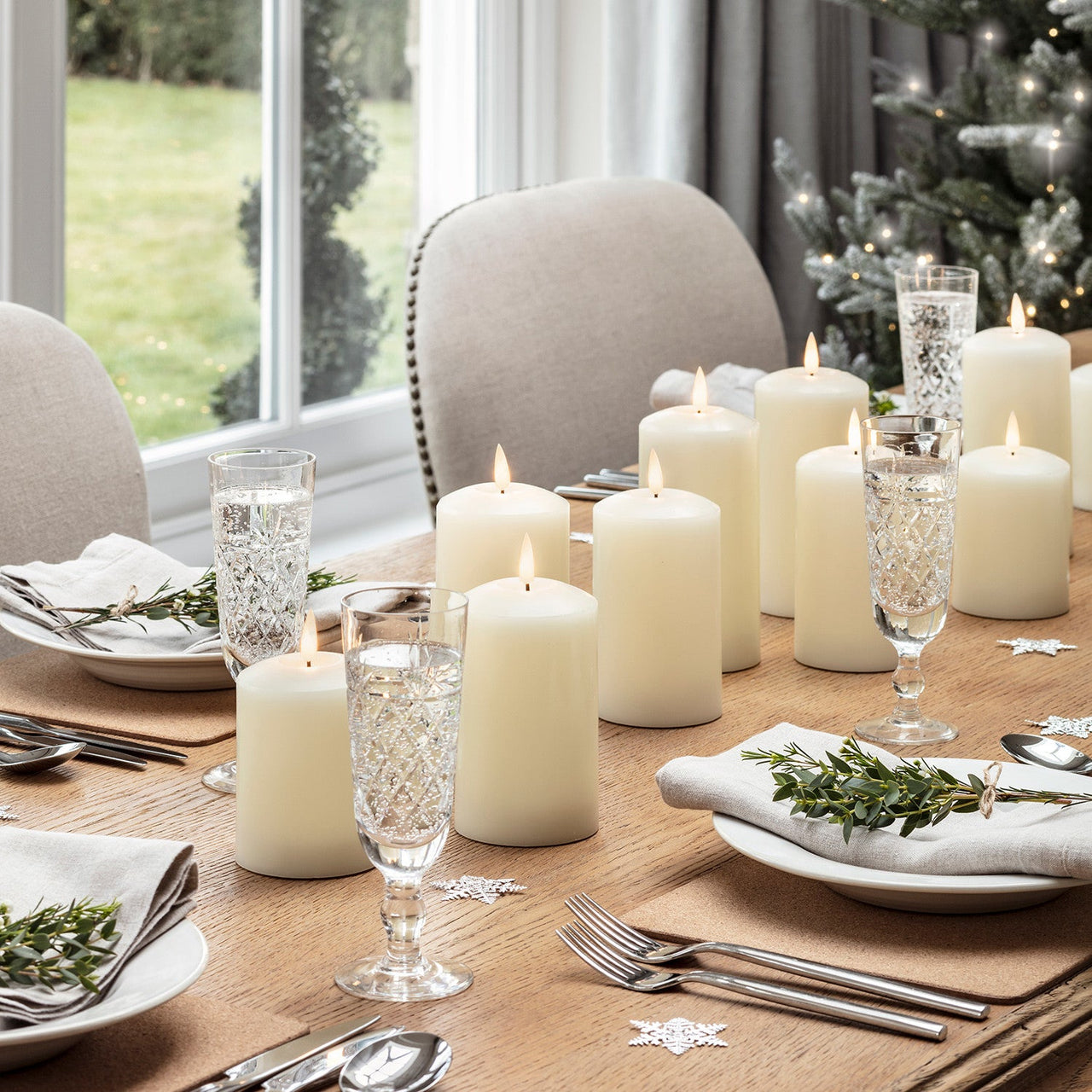 CA18013_Flickering-LED-Pillar-Candle-Trio-Realistic-Christmas-Table_P2.jpg