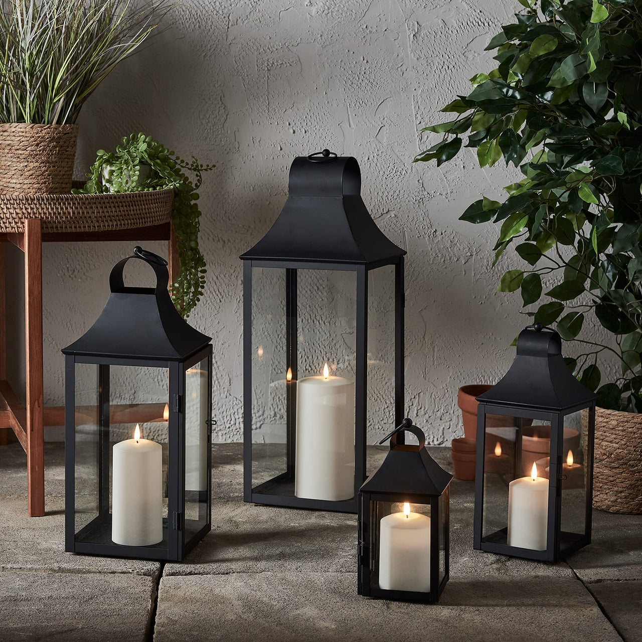 D-LA22006789_Classic-Lanterns-with-TruGlow.jpg