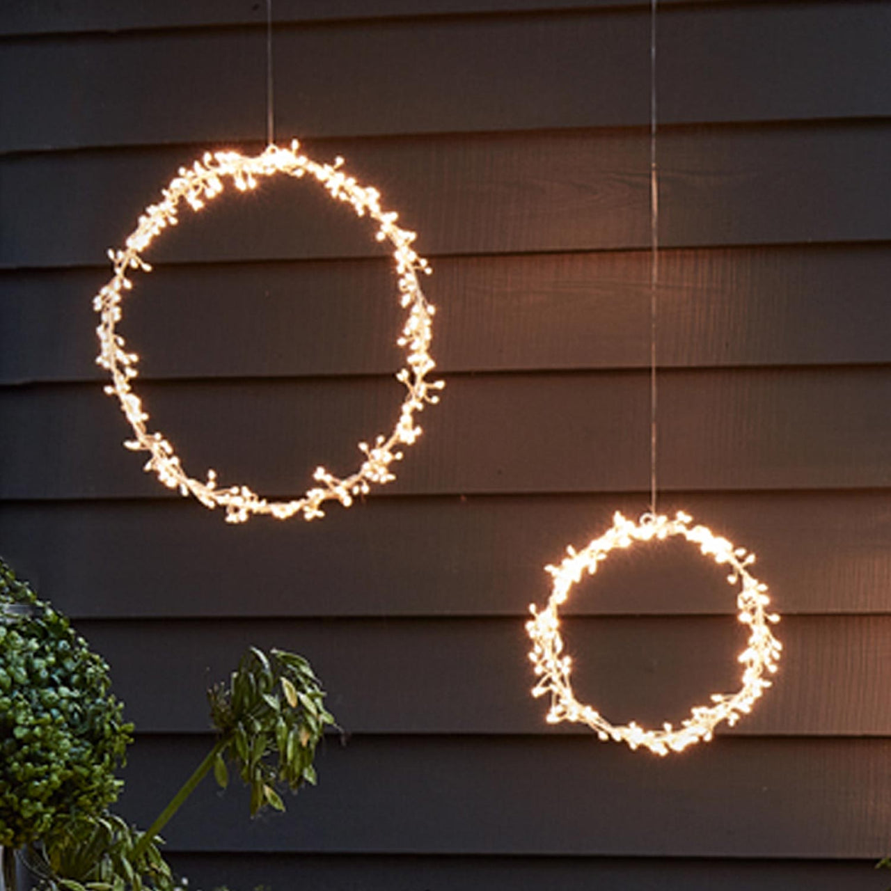 D-PL2202021_Starburst-Wreath-Outdoor-Light-Duo-Bright.jpg