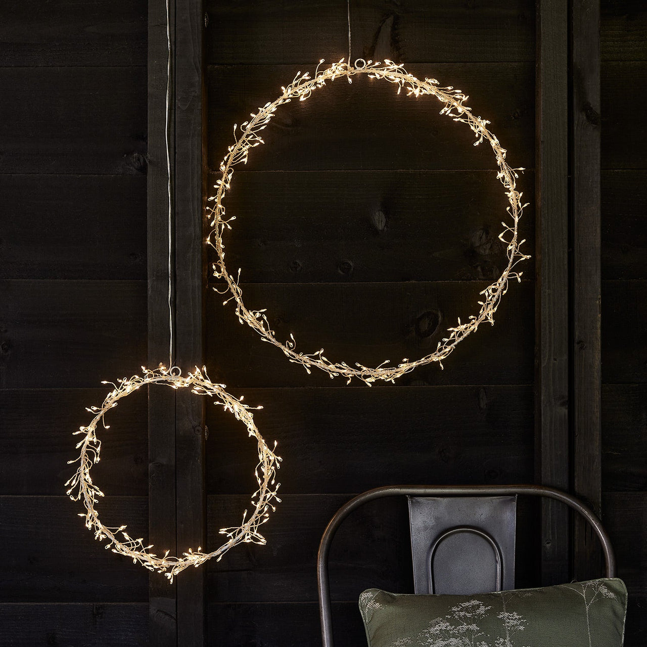D-PL2202021_Starburst-Wreath-Outdoor-Light-Duo-Dark.jpg