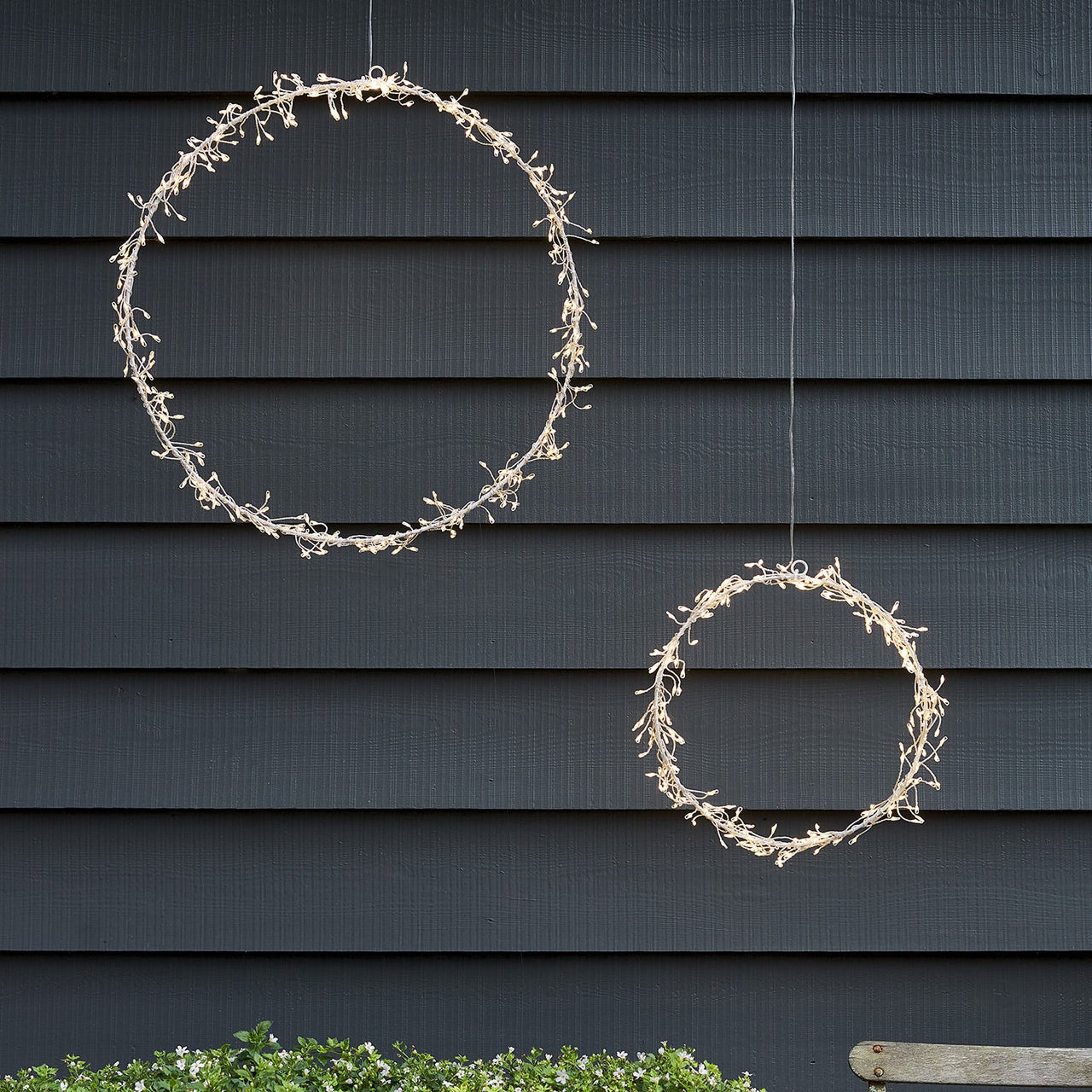 D-PL2202021_Starburst-Wreath-Outdoor-Light-Duo-Day.jpg