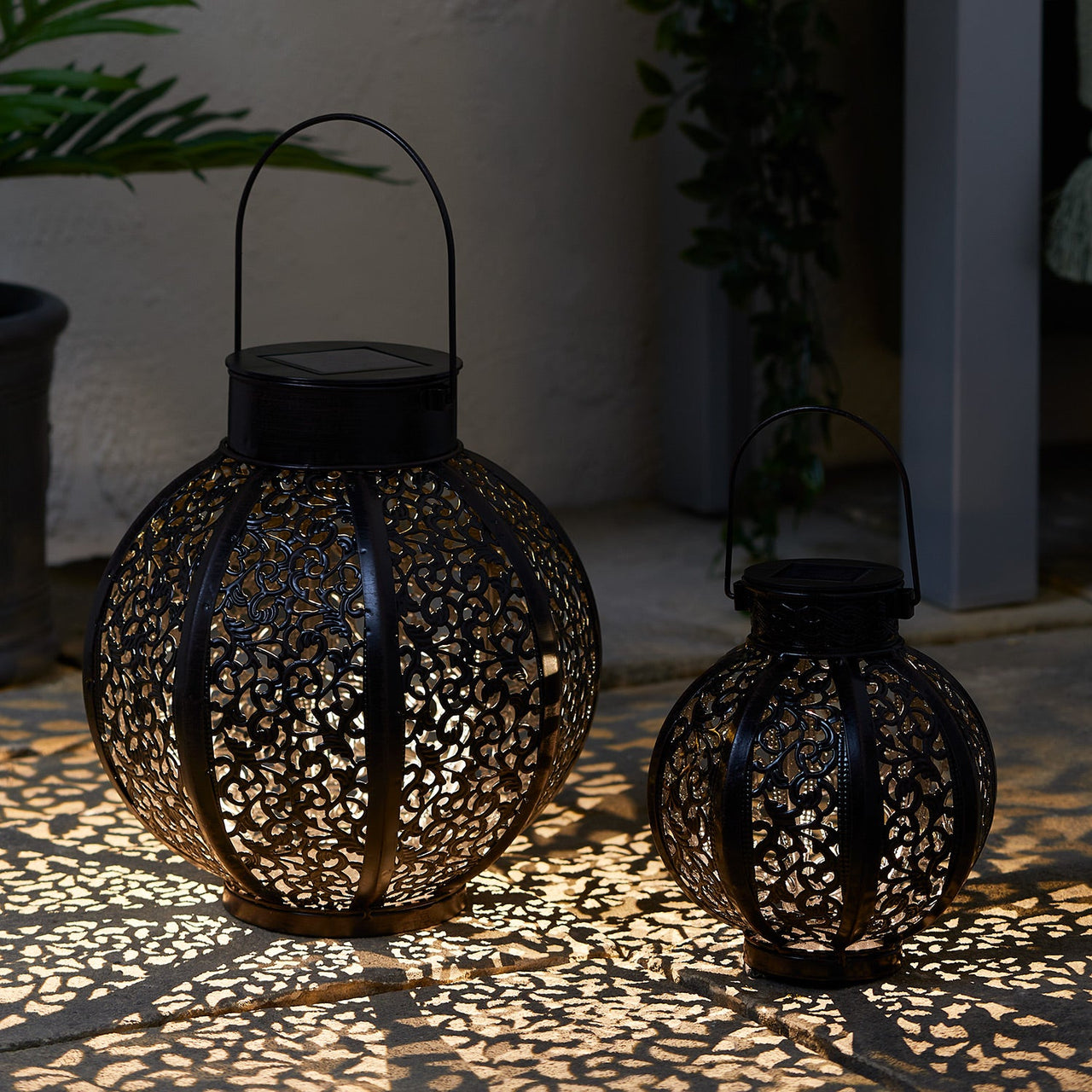 D-SL210056_Casablanca-Moroccan-Solar-Lantern-Duo-Illuminated-Patio_2.jpg