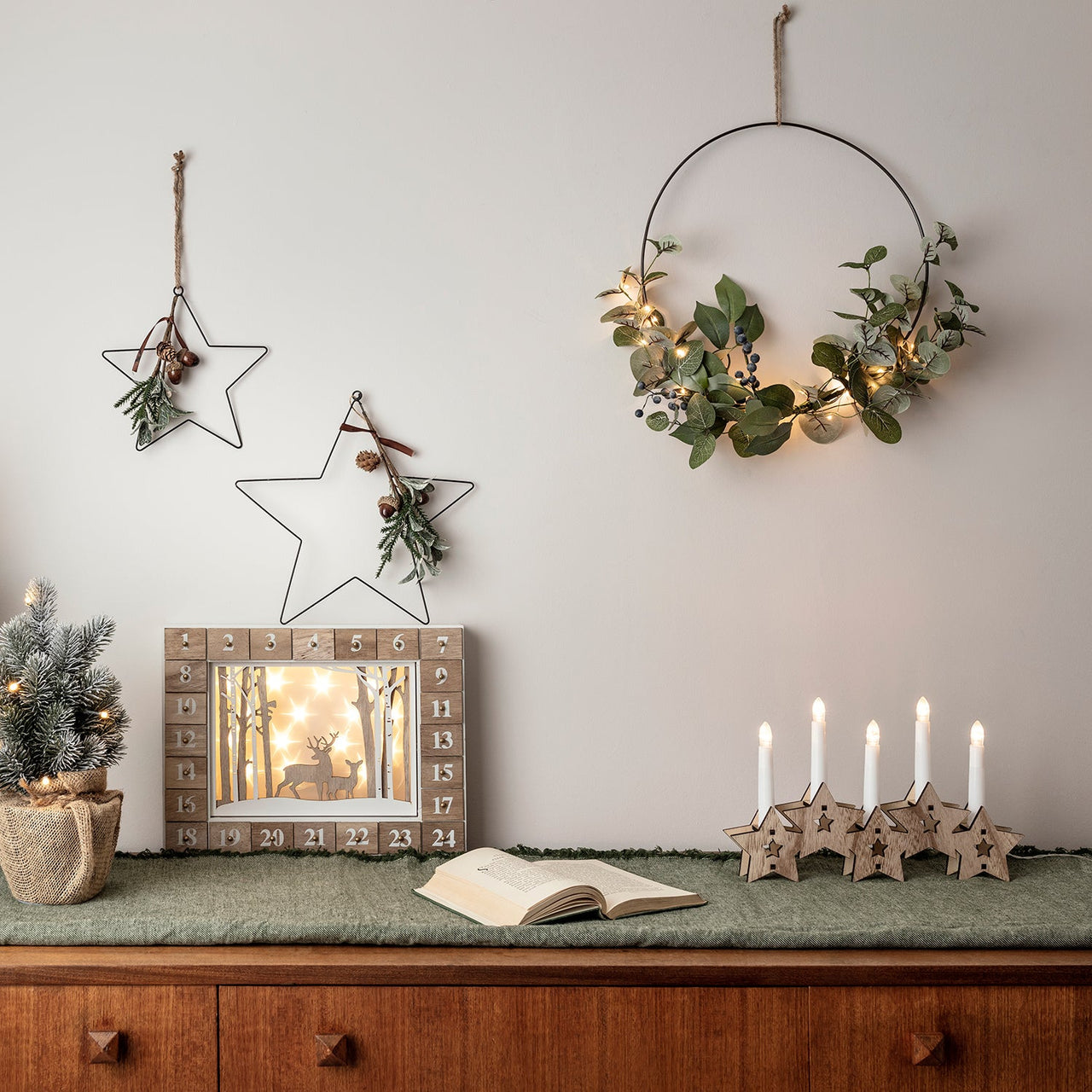 D-WR1903_Half-Wire-Wreath-with-Micro-Lights-Drawers_P3.jpg