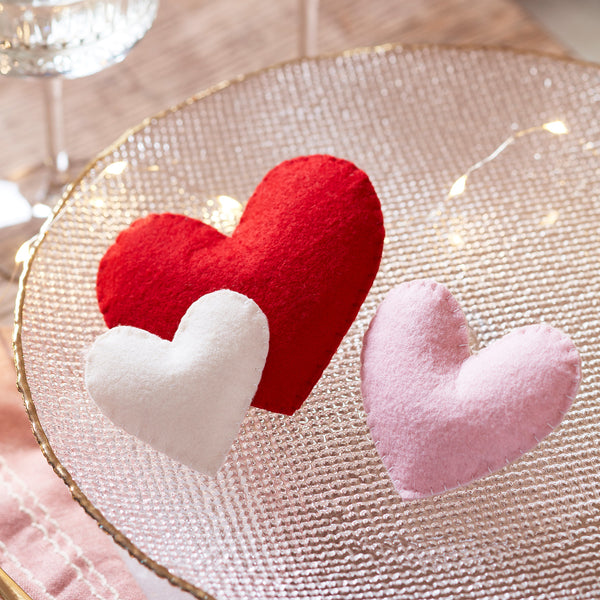 DE22002_Set-of-3-Felt-Heart-Valentine_s-Decorations_600x600_38a40768-cba7-463b-b29b-feac390dfb4d.jpg