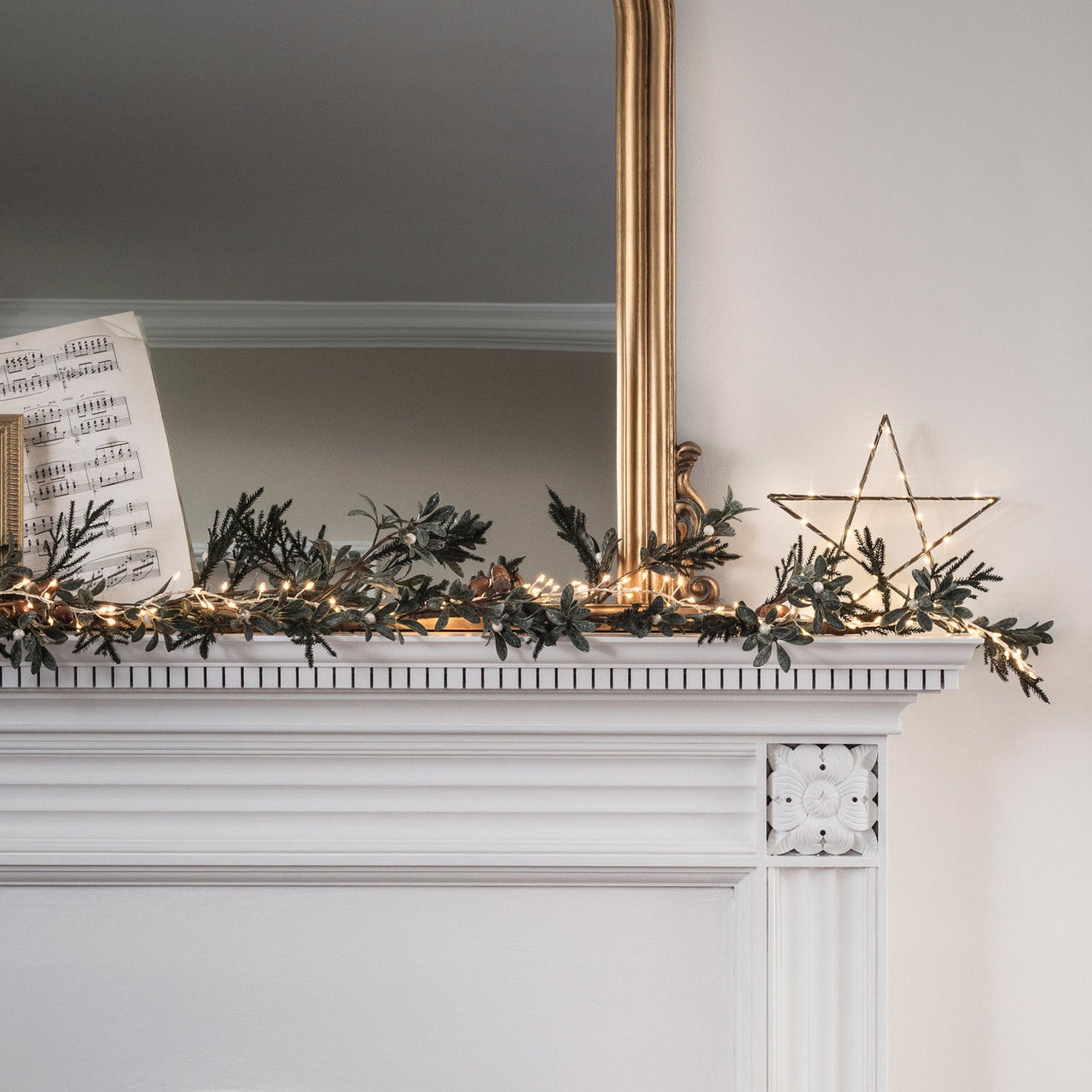 GA1801_Eucalyptus-Christmas-Garland-Mantelpiece_P2.jpg
