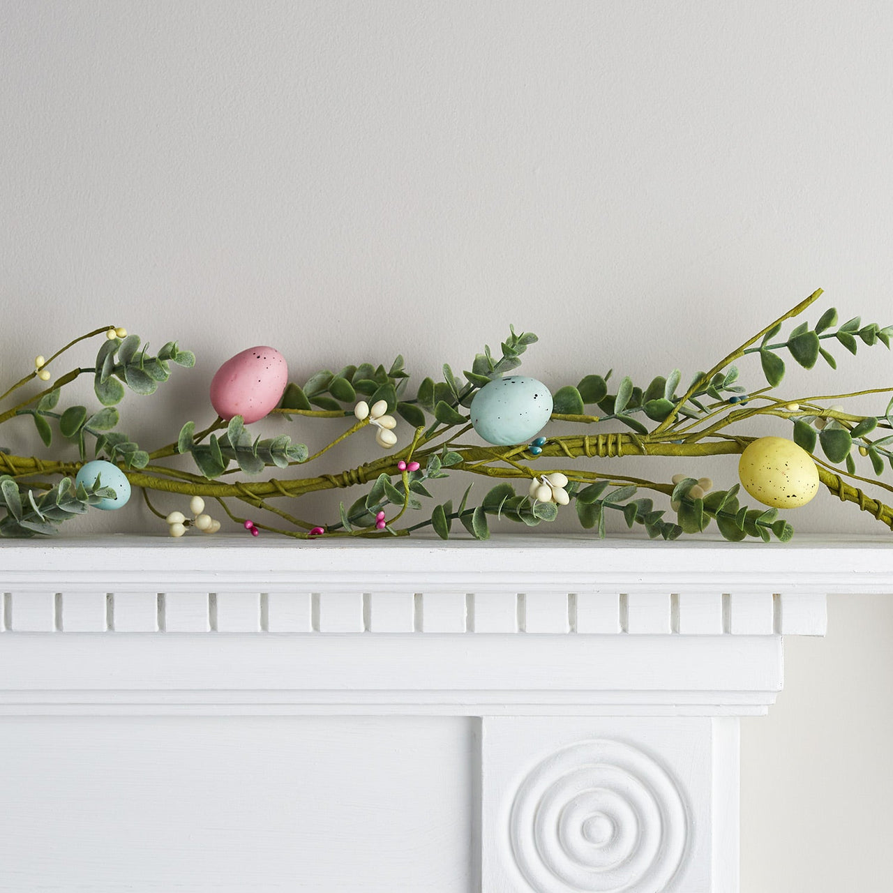 GA21003_Pastel-Egg-Easter-Garland-Mantelpiece.jpg