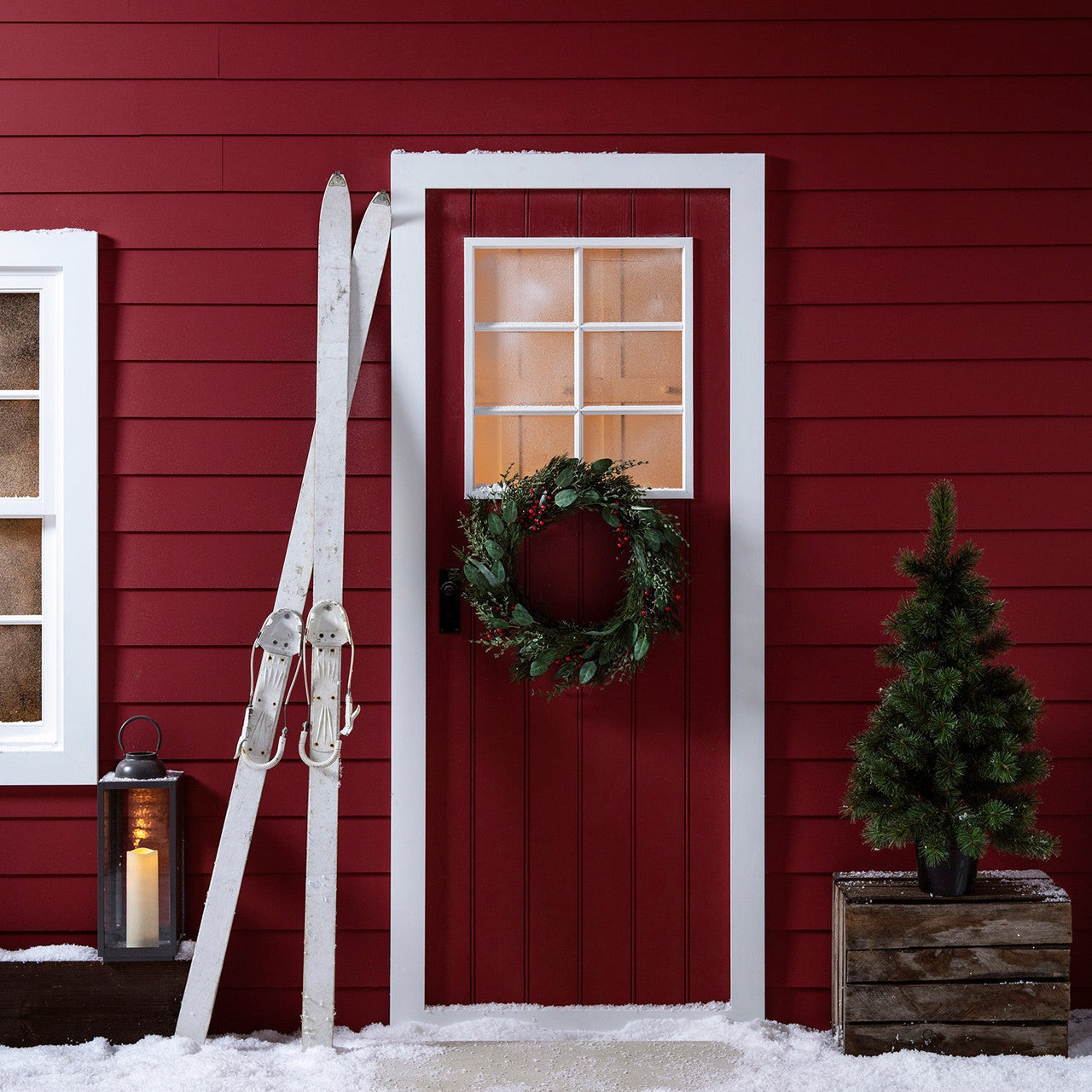 L4F18017_Red-Berry-LED-Christmas-Wreath-Red-Cabin_P2.jpg