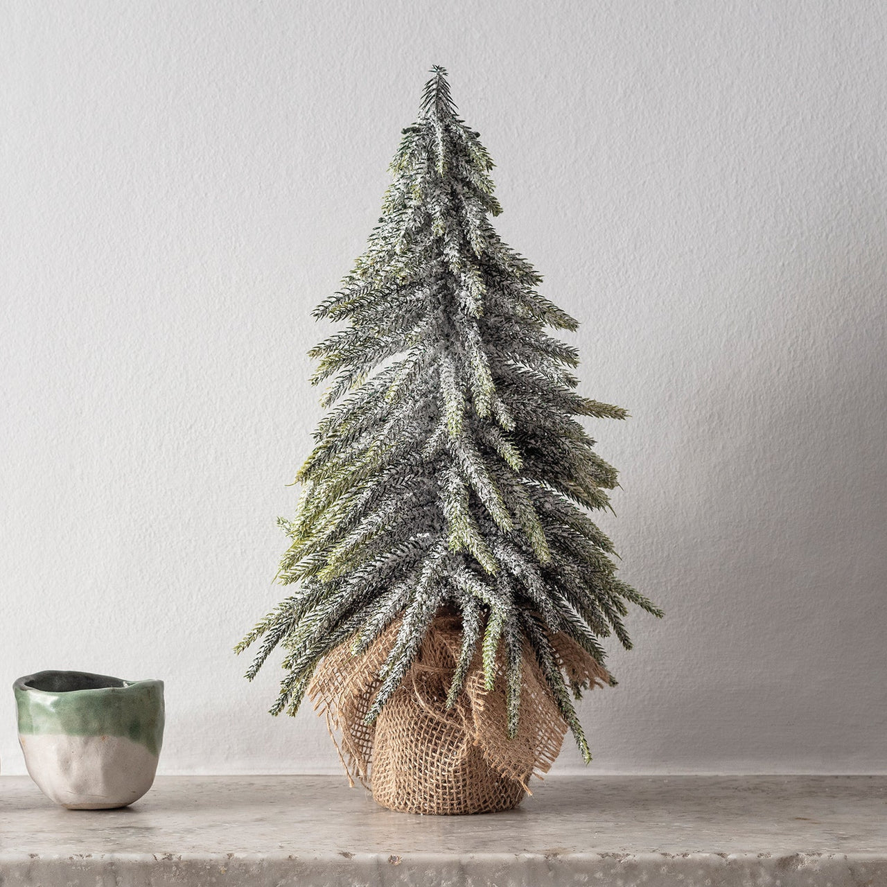 L4F19003_Mini-Snowy-Christmas-Tree-Close_P1.jpg