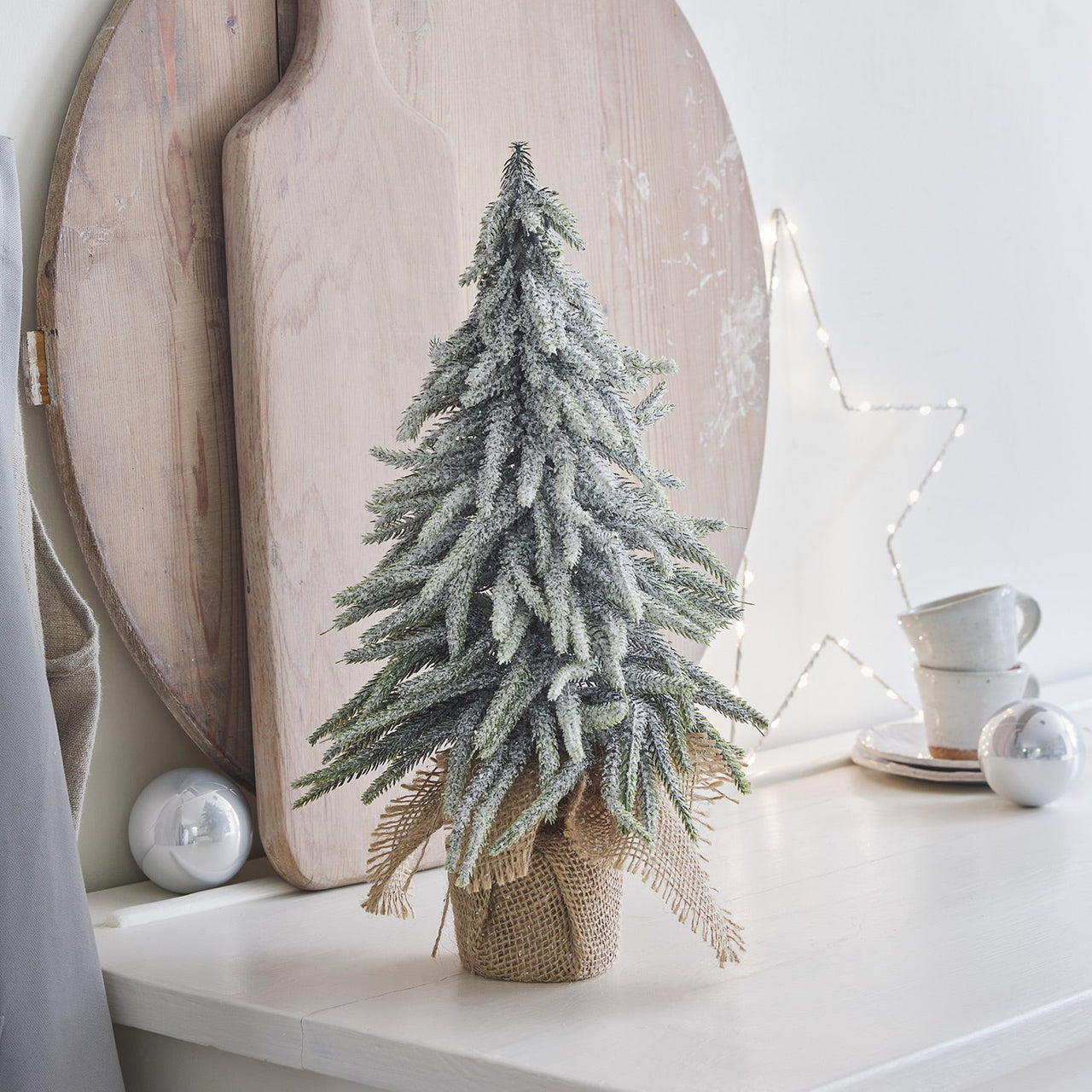 L4F19003_Mini-Snowy-Christmas-Tree-Kitchen.jpg