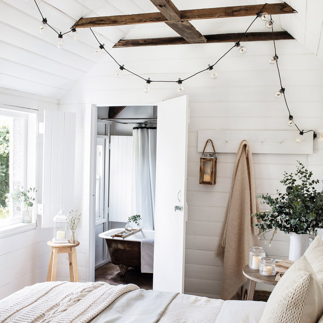 LA18003_Traditional-White-Lantern-Shelf-Indoor-Bedroom_P3.jpg