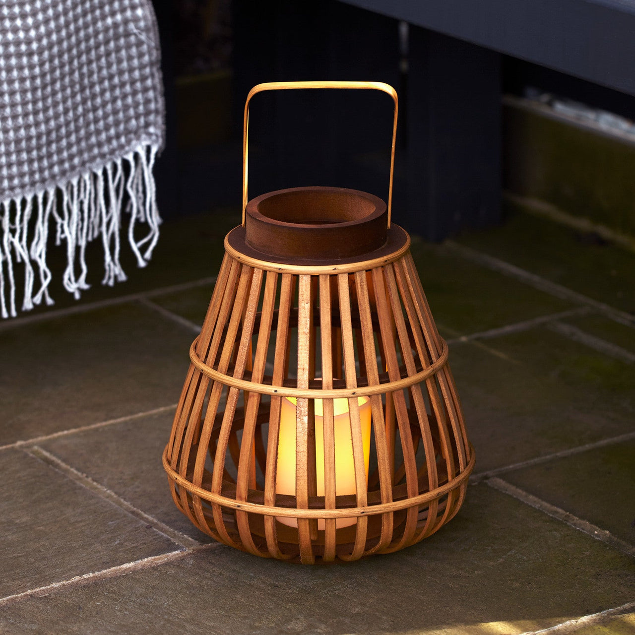 LA19006_Bamboo-Battery-Candle-Garden-Pergola-Close_P1.jpg