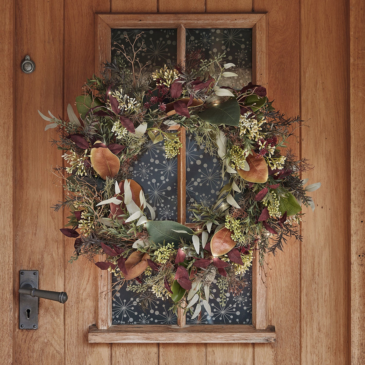 LL-WR23001_60cm-Pre-Lit-Autumn-_-Christmas-Wreath-On-Porch.jpg