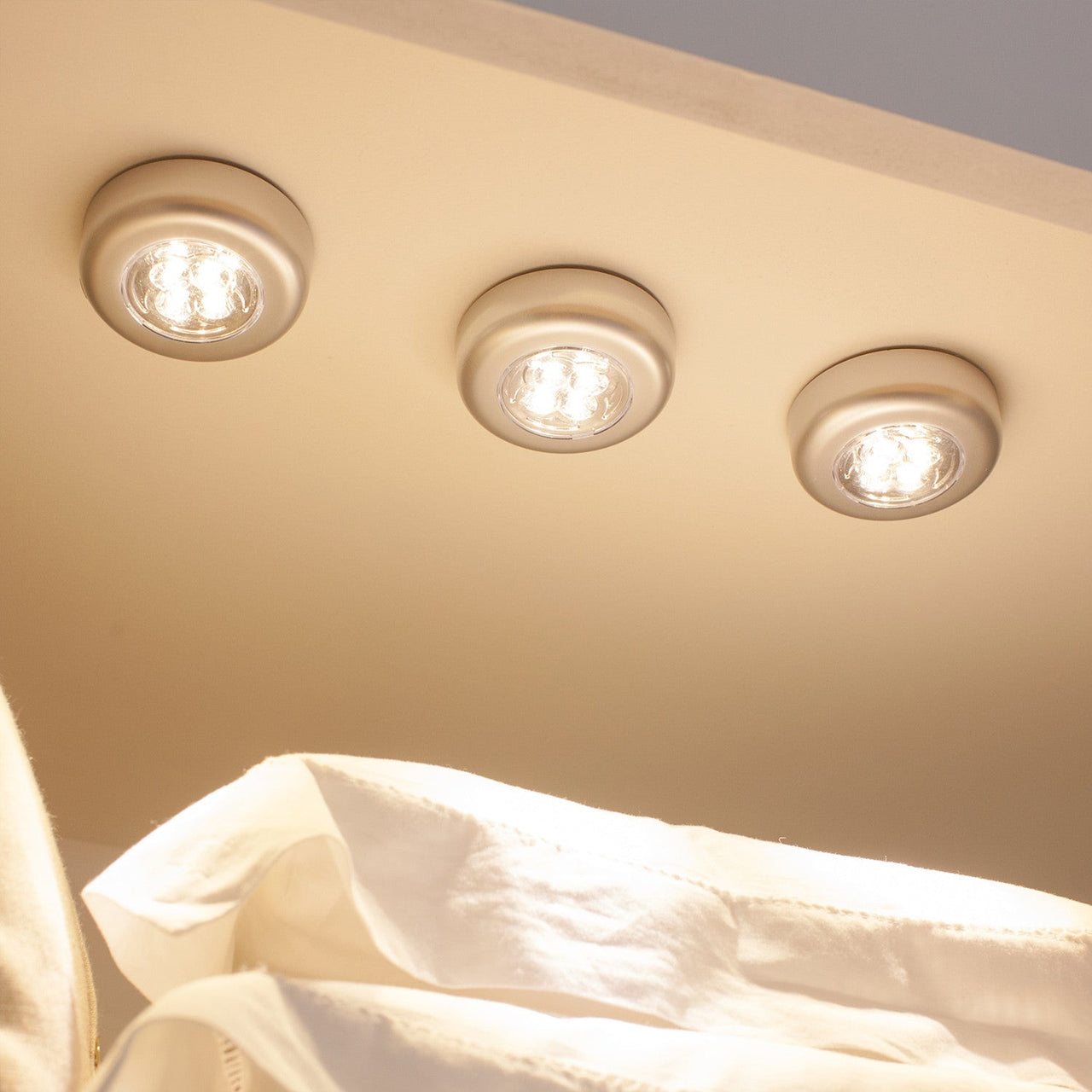 LL141705_Warm-white-3-battery-cupboard-lights_P1.jpg