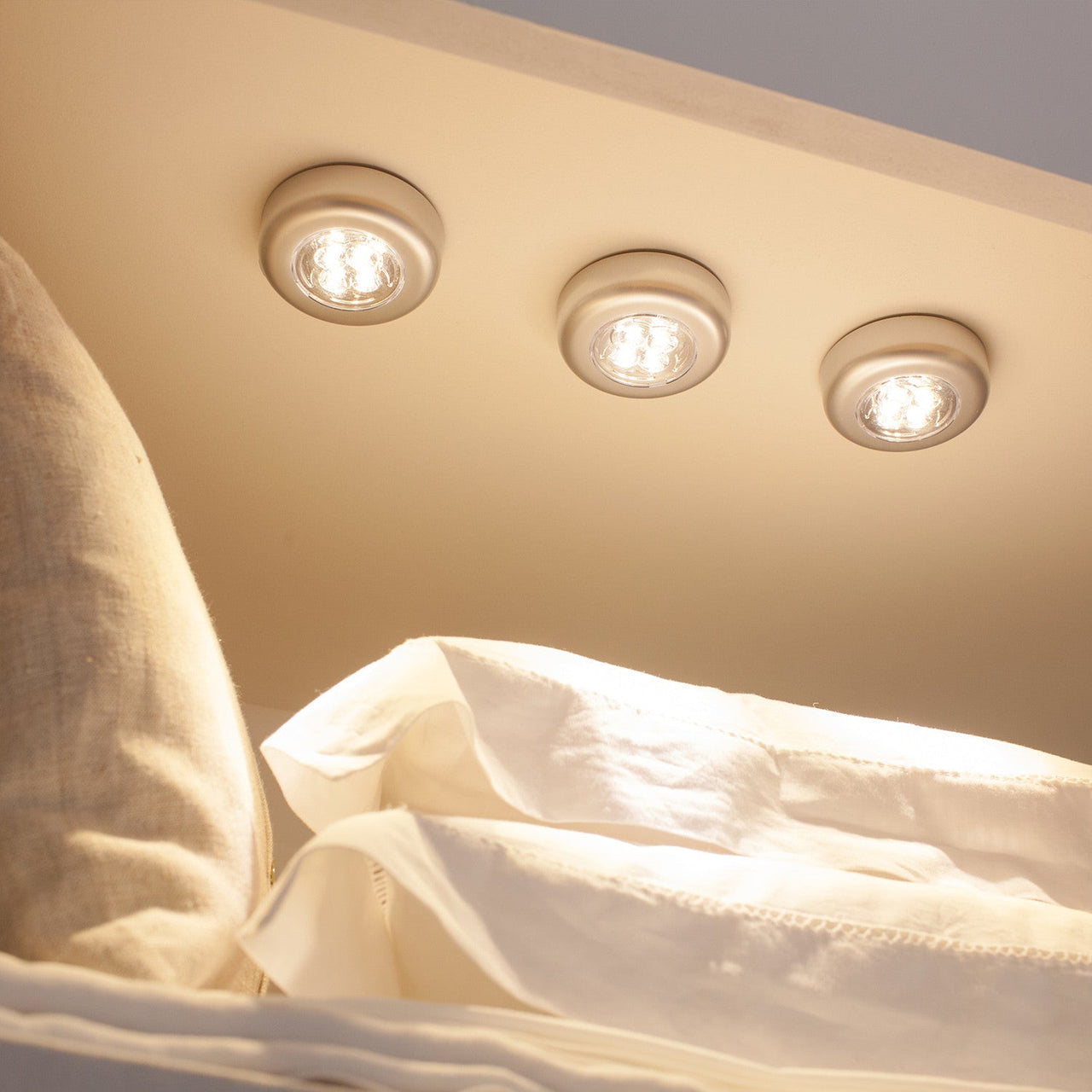 LL141705_Warm-white-3-linen-cupboard-battery-lights_P2.jpg