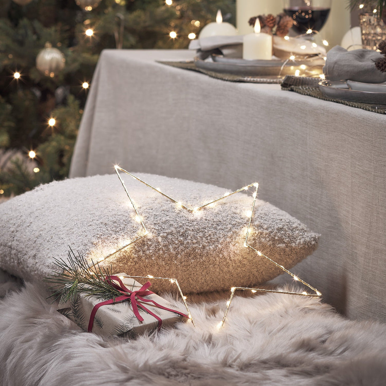 LL16003_Osby-Window-Star-Light-Small-Mantlepiece-Christmas-Living-Room.jpg