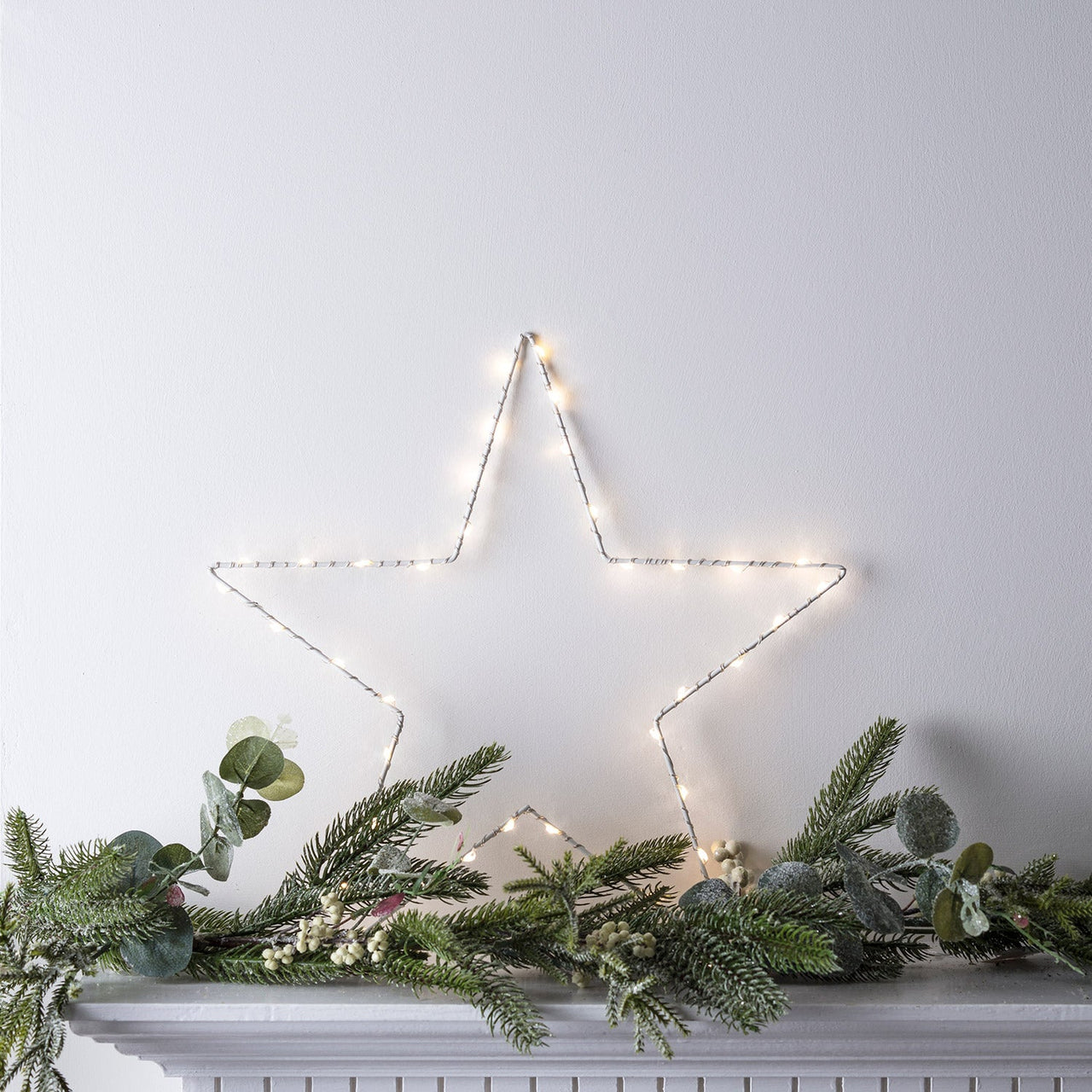 LL16003_Window-Star-Light-Christmas-Mantelpiece_P1.jpg