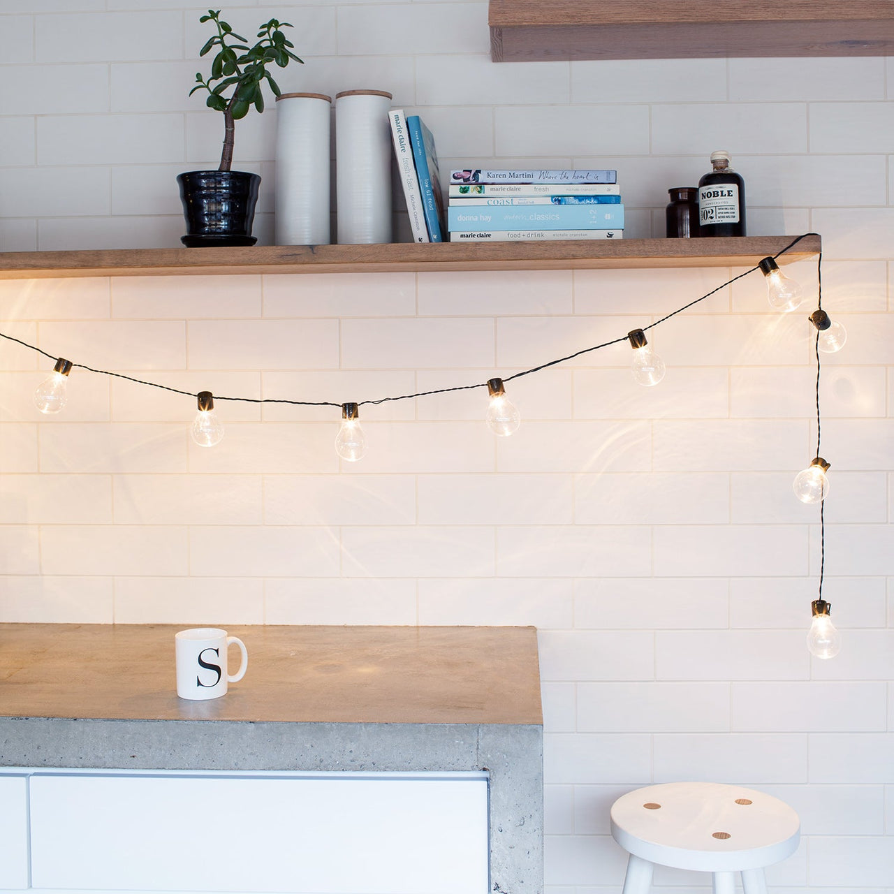 LL17001_LED-warm-white-Indoor-battery-festoon-lights-kitchen-shelf_P4_6484e433-dc6a-49bb-8869-66d6fbdbeda0.jpg