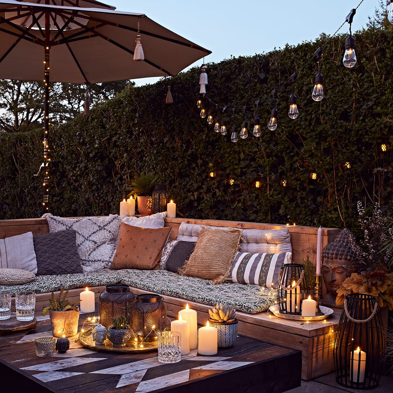 LL20019_led-parasol-lights-garden.jpg