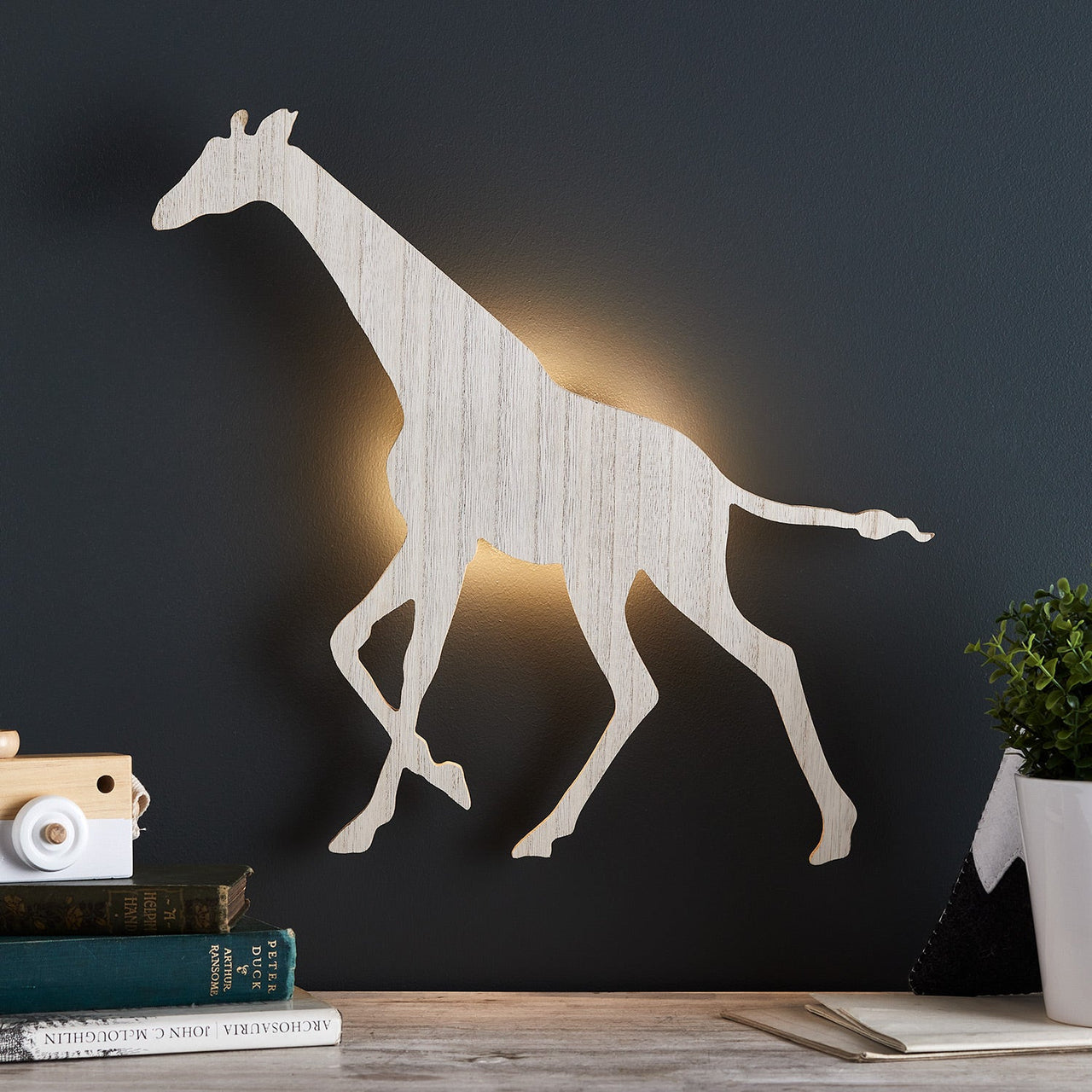 LL21019_Giraffe-Childrens-Wall-Light-Wooden_1.jpg