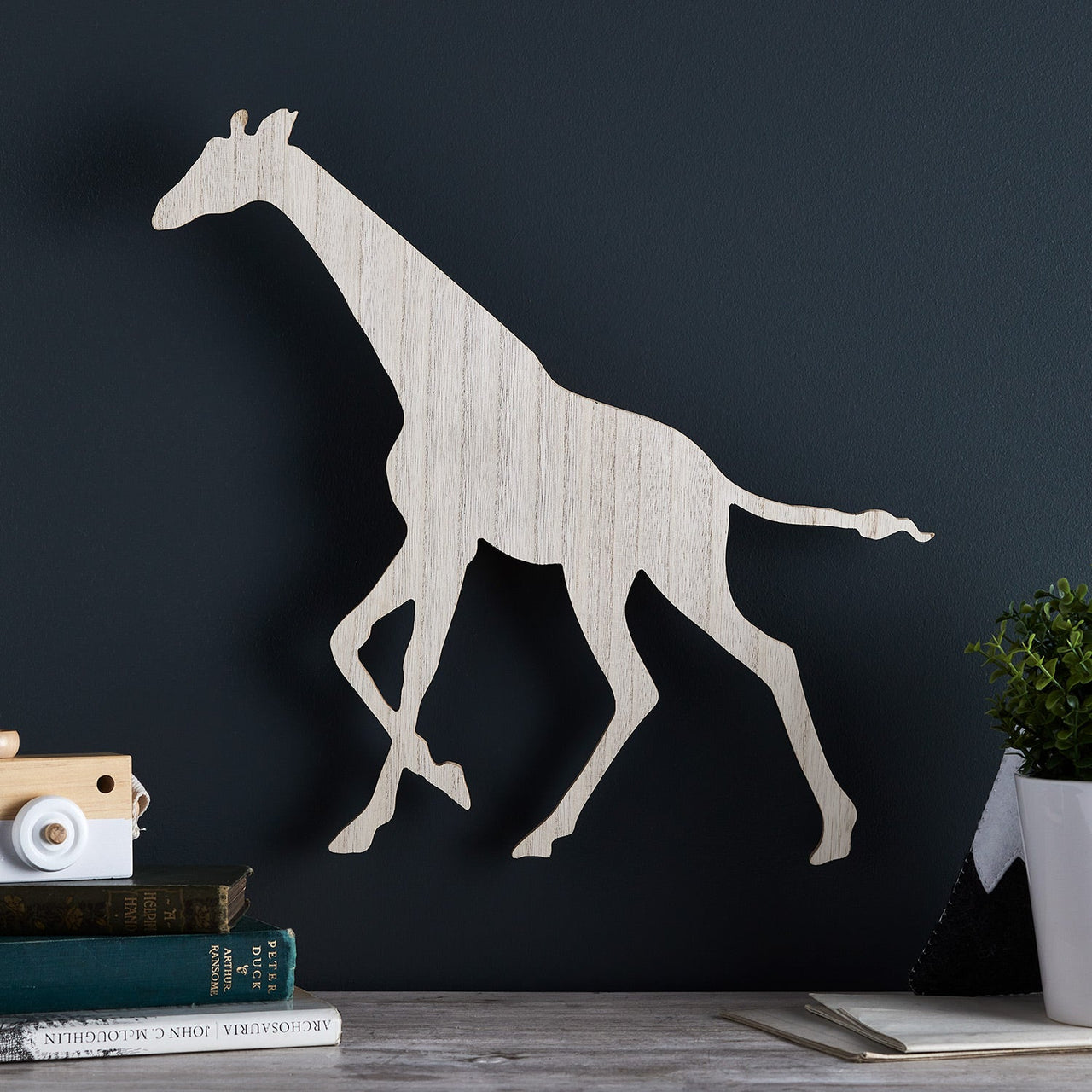 LL21019_Giraffe-Childrens-Wall-Light-Wooden_2.jpg