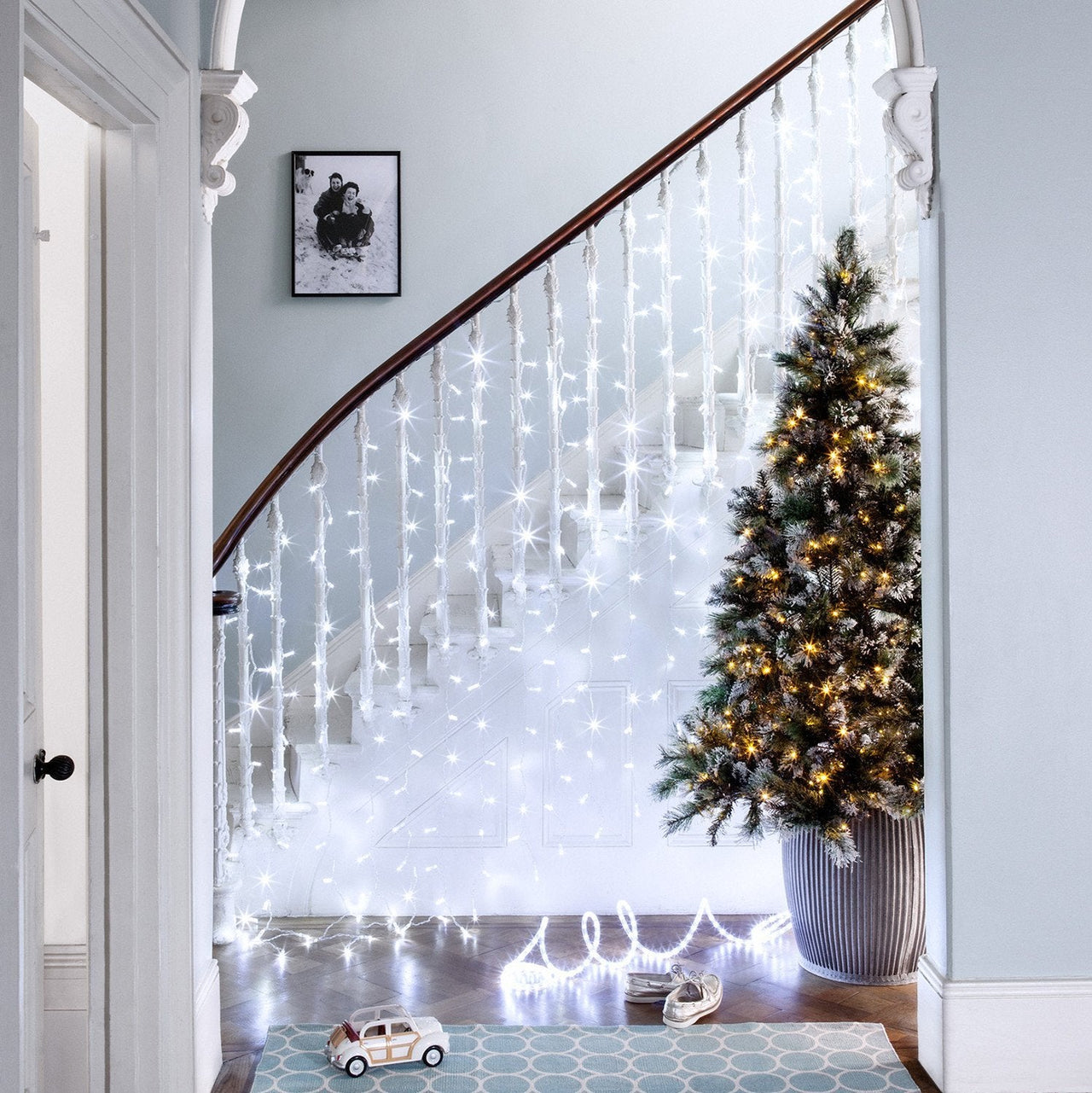 ML192WC_Cool-White-Curtain-Light-Staircase-With-Christmas-Tree-1_P1_fff5ce30-68f7-49b9-8746-6301e294f2ff.jpg