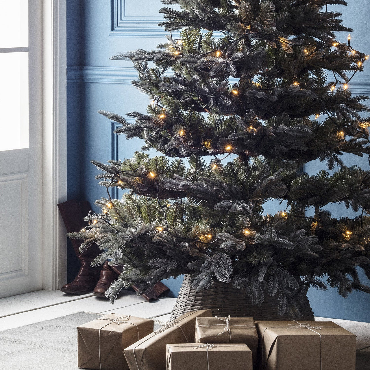 PL18035_20_Warm-White-Traditional-Christmas-LED-Tree-Lights-Lifestyle-Close_P4.jpg