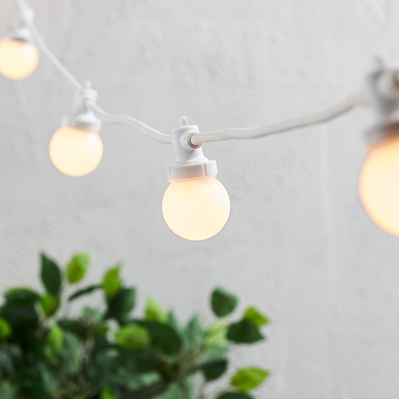 PR10-2YWW_Pro-Connect-Warm-White-Festoons-White-Cable-Illuminated-Close_2000x2000_14fdd691-570c-402a-a191-2fd07b873916.jpg