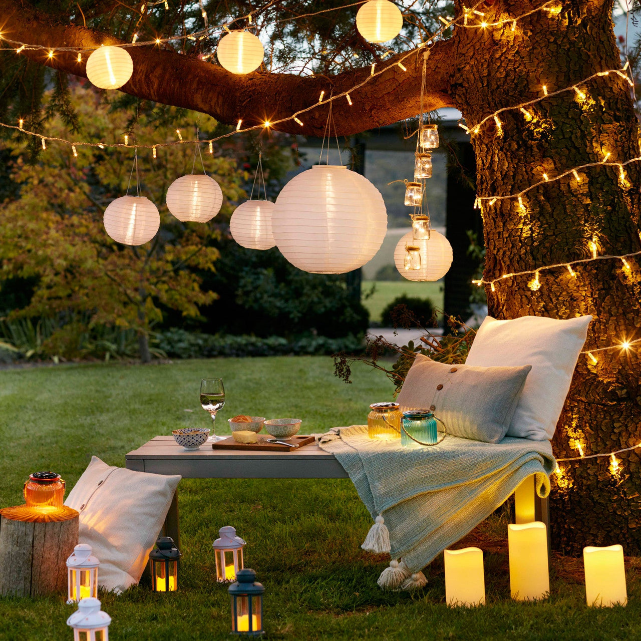 SL16009_3-white-solar-chinese-hanging-lanterns-lifestyle_P2.jpg