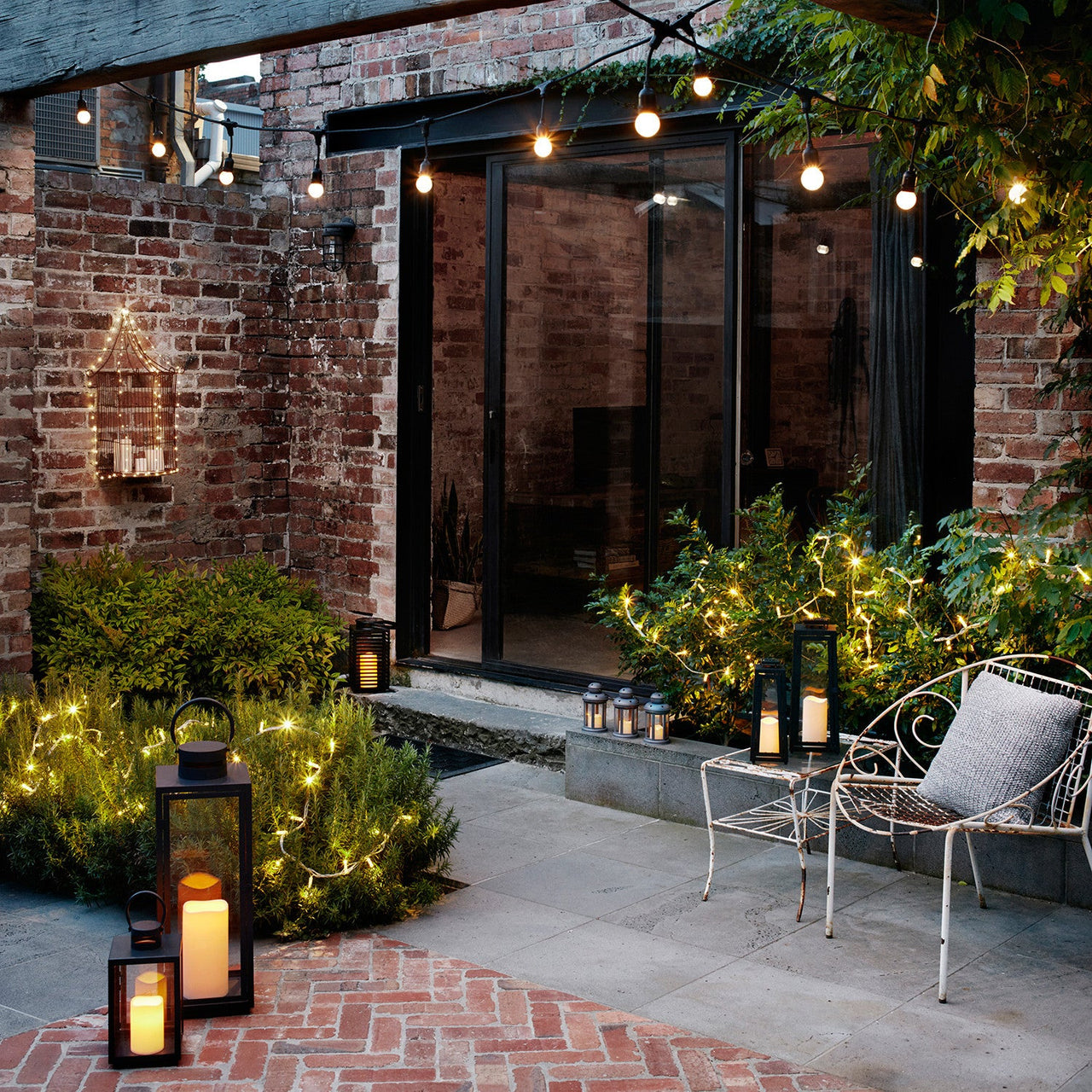 SL17003_Regular-Yarra-Outdoor-Black-Solar-LED-Candle-Lantern-Garden-Courtyard-Shot_P5.jpg