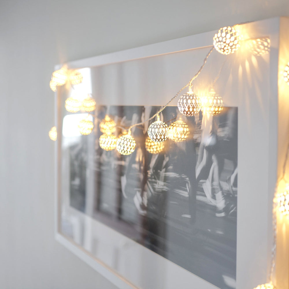 SLF-14072_Maroq-Moroccan-Fairy-Lights-Draped-Over-Photo-Frame_P1.jpg