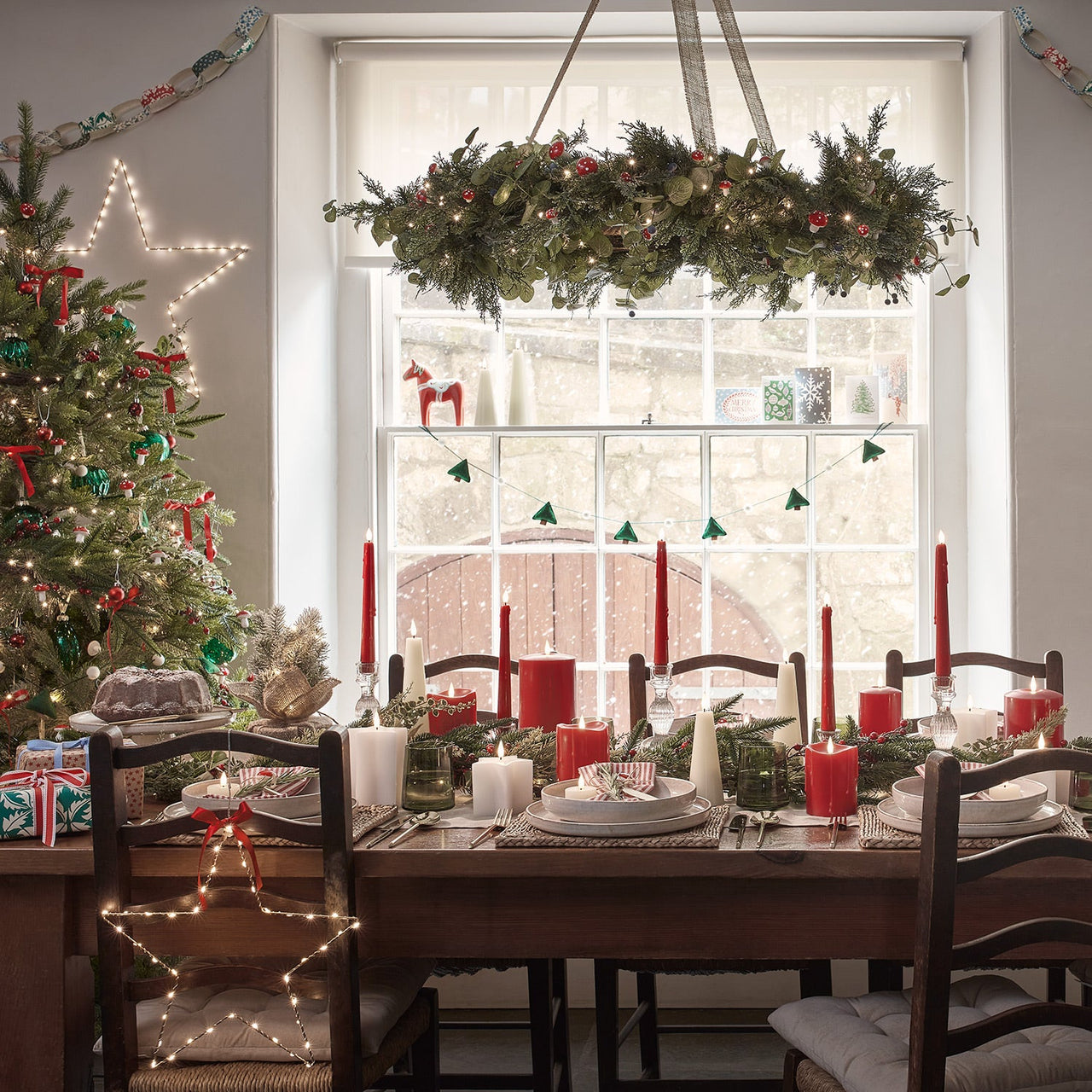 Traditional-Red-Christmas-Dining-Setting.jpg